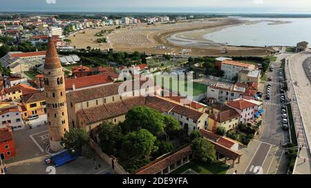 Strand und Kirche der Kathedrale von Caorle Panorama-Stadt Von oben Stockfoto