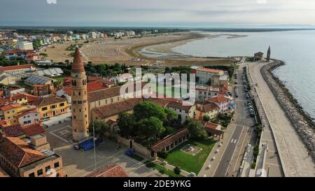 Strand und Kirche der Kathedrale von Caorle Panorama-Stadt Mit Drohne von oben Stockfoto