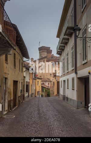 BAROLO, ITALIEN, 24. OKTOBER 2020: Stadtzentrum von Barolo Stockfoto