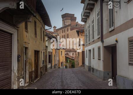 BAROLO, ITALIEN, 24. OKTOBER 2020: Stadtzentrum von Barolo Stockfoto