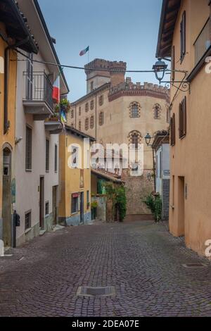 BAROLO, ITALIEN, 24. OKTOBER 2020: Stadtzentrum von Barolo Stockfoto