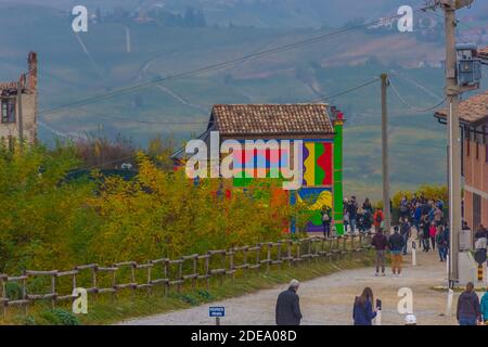 BAROLO, ITALIEN, 24. OKTOBER 2020: Die farbenfrohe Barolo-Kapelle der Langhe Stockfoto