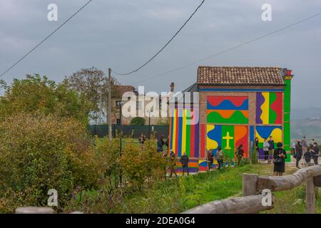 BAROLO, ITALIEN, 24. OKTOBER 2020: Die farbenfrohe Barolo-Kapelle der Langhe Stockfoto