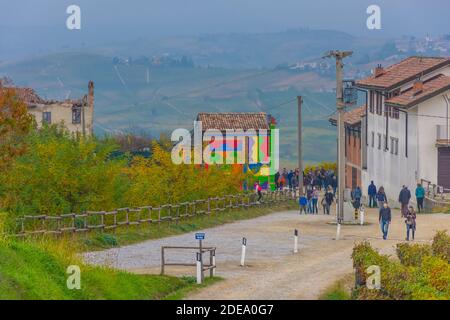 BAROLO, ITALIEN, 24. OKTOBER 2020: Die farbenfrohe Barolo-Kapelle der Langhe Stockfoto