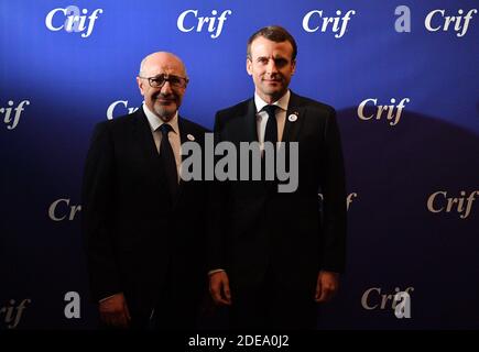 Der Vorsitzende des CRIF Francis Kalifat begrüßt den französischen Präsidenten Emmanuel Macron zum 34. Jahresessen des Vertreters der jüdischen Institutionen Frankreichs (CRIF - Conseil Representatif des Institutions juives de France) am 20. Februar 2019 im Louvre Carrousel in Paris. Foto von Christian Liewig/ABACAPRESS.COM Stockfoto