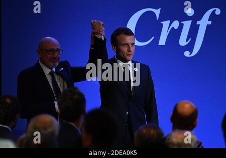 Der Vorsitzende des CRIF, Francis Kalifaf, und der französische Präsident Emmanuel Macron, stehen am 20. Februar 2019 im Louvre Carrousel in Paris auf der Bühne des 34. Jährlichen Dinners des Vertretungsrates der jüdischen Institutionen Frankreichs (CRIF - Conseil Representatif des Institutions juives de France). Foto von Christian Liewig/ABACAPRESS.COM Stockfoto