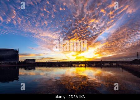 Sonnenuntergang Himmel so verrückt das Wasser unten entzündet sich mit Feuer am Tempe Town Lake in der Nähe von Phoenix in Tempe, Arizona Stockfoto