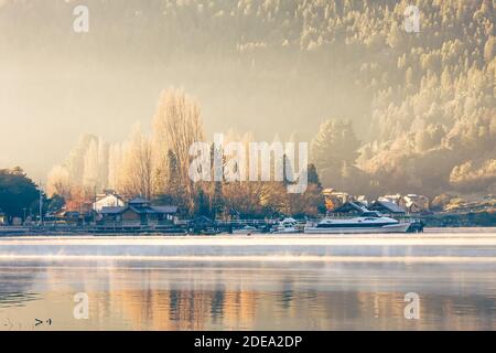 Blick auf den Hafen des Lacar-Sees in der Provinz Nuequen in Argentinien am frühen Morgen im Herbst. Stockfoto