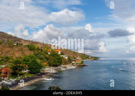 Blick auf Amed - Ozean, Bucht, Häuser, Boote jukung, Karangasem Regency, Bali, Indonesien Stockfoto