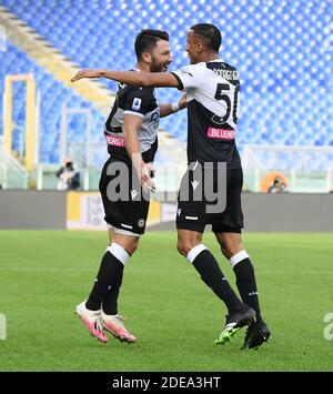 Rom, Italien. November 2020. Udinese Tolgay Arslan feiert sein Tor mit seinem Teamkollegen Rodrigo Becao (R) während eines Serie-A-Fußballspiels zwischen Lazio und Udinese in Rom, Italien, 29. November 2020. Quelle: Alberto Lingria/Xinhua/Alamy Live News Stockfoto