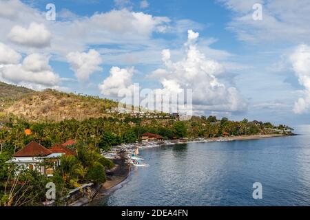 Blick auf Amed - Ozean, Bucht, Häuser, Boote jukung, Karangasem Regency, Bali, Indonesien Stockfoto