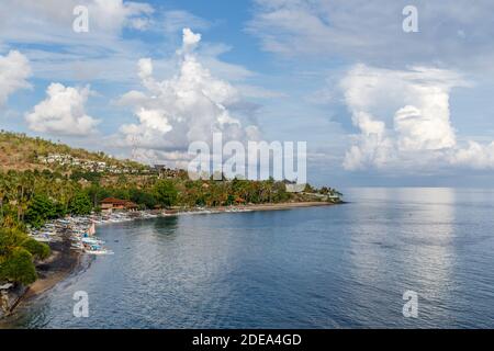 Blick auf Amed - Ozean, Bucht, Häuser, Boote jukung, Karangasem Regency, Bali, Indonesien Stockfoto