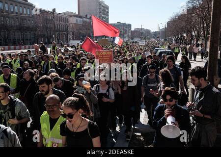 Die Mobilisierung der Gelbwesten schwächt sich in Toulouse (Frankreich), der 15. Woche in Folge der sozialen Bewegung, am 23. Februar 2019 nicht ab. Nach 3 Stunden ruhiger Parade kam es zu Zusammenstößen zwischen Polizei und Demonstranten oder sogar mit einigen Passanten. Foto von Patrick Batard / ABACAPRESS.COM Stockfoto