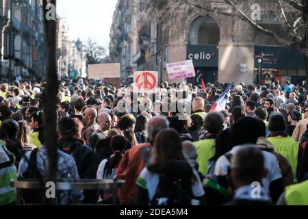 Die Mobilisierung der Gelbwesten schwächt sich in Toulouse (Frankreich), der 15. Woche in Folge der sozialen Bewegung, am 23. Februar 2019 nicht ab. Nach 3 Stunden ruhiger Parade kam es zu Zusammenstößen zwischen Polizei und Demonstranten oder sogar mit einigen Passanten. Foto von Patrick Batard / ABACAPRESS.COM Stockfoto