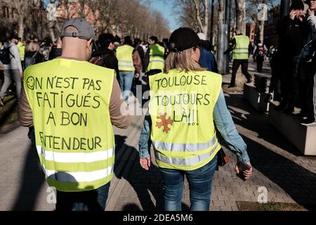 Die Mobilisierung der Gelbwesten schwächt sich in Toulouse (Frankreich), der 15. Woche in Folge der sozialen Bewegung, am 23. Februar 2019 nicht ab. Nach 3 Stunden ruhiger Parade kam es zu Zusammenstößen zwischen Polizei und Demonstranten oder sogar mit einigen Passanten. Foto von Patrick Batard / ABACAPRESS.COM Stockfoto