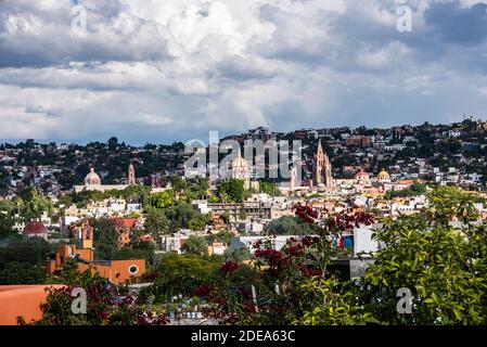 Blick auf das historische Zentrum des kolonialen San Miguel de Allende, Guanajuato, Mexiko Stockfoto