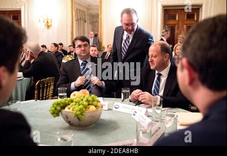 Verantwortlicher Mitarbeiter Mick Mulvaney Gespräche zu reg. Jared Polis, D-CO, bevor Präsident Donald Trump spricht zu einer Gruppe der Gouverneure während der 2019 White House Business Session im Weißen Haus in Washington, D.C., am 25. Februar 2019. Trump diskutiert die Gruppe auf die Infrastruktur, die Opioid Epidemie, Grenzsicherheit und China Handelspolitik. Foto von Kevin Dietsch/UPI Stockfoto