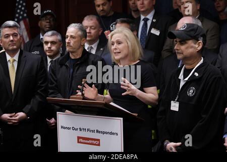 2020 Präsidentschaftskandidatin Sen. Kirsten Gillibrand aus New York (R) spricht als Komiker Jon Stewart (3-L) während einer Pressekonferenz zur Einführung des Gesundheitsgesetzes "Never Forget the Heroes" 9/11 auf dem Capitol Hill am 25. Februar 2019 in Washington, DC. Foto von Olivier Douliery/ABACAPRESS.COM Stockfoto