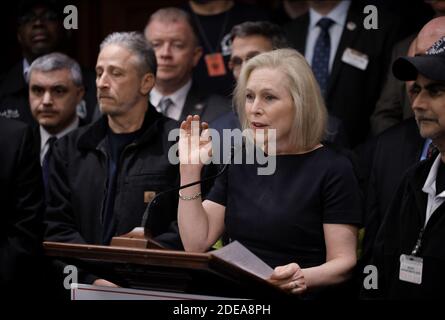 2020 Präsidentschaftskandidatin Sen. Kirsten Gillibrand aus New York (R) spricht als Komiker Jon Stewart (L) während einer Pressekonferenz zur Einführung des Gesundheitsgesetzes "Never Forget the Heroes" 9/11 auf dem Capitol Hill am 25. Februar 2019 in Washington, DC. Foto von Olivier Douliery/ABACAPRESS.COM Stockfoto