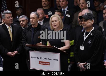 2020 Präsidentschaftskandidatin Sen. Kirsten Gillibrand aus New York (R) spricht als Komiker Jon Stewart (3-L) während einer Pressekonferenz zur Einführung des Gesundheitsgesetzes "Never Forget the Heroes" 9/11 auf dem Capitol Hill am 25. Februar 2019 in Washington, DC. Foto von Olivier Douliery/ABACAPRESS.COM Stockfoto