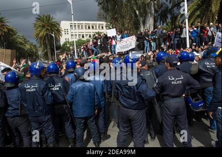 Mitglieder der Sicherheitskräfte stehen Wache, als algerische Studenten der Universität Bouzareah am 26. Februar 2019 in der Hauptstadt Algier gegen den Antrag von Präsident Abdelaziz Bouteflika auf eine fünfte Amtszeit protestieren. Auf der Straße singen die Studenten "Silmia silmia!" (Pazifik!) Und 'douwla ou chaâb khan khawa' (Polizei und Strafverfolgungsbehörden sind Bruder mit Menschen). Bouteflika, der einen Rollstuhl benutzt und seit einem Schlaganfall im Jahr 2013 selten in der Öffentlichkeit gesehen wurde, kündigte am 10. Februar an, dass er bei der Wahl vom 18. April eine Wiederwahl anstrebt. Foto von Ammi Louiza/ABACAPRESS.COM Stockfoto