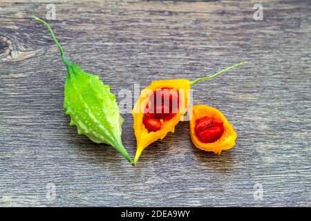 Gelb reif bitter Kürbis isoliert auf Holzgrund. Stockfoto