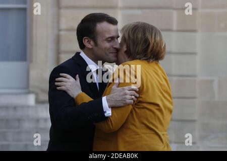 Der französische Präsident Emmanuel Macron begrüßt am 27. Februar 2019 Bundeskanzlerin Angela Merkel im Palais de l'Elysee, Paris. Foto von Henri Szwarc/ABACAPRESS.COM Stockfoto