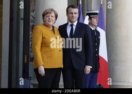 Der französische Präsident Emmanuel Macron begrüßt am 27. Februar 2019 Bundeskanzlerin Angela Merkel im Palais de l'Elysee, Paris. Foto von Henri Szwarc/ABACAPRESS.COM Stockfoto