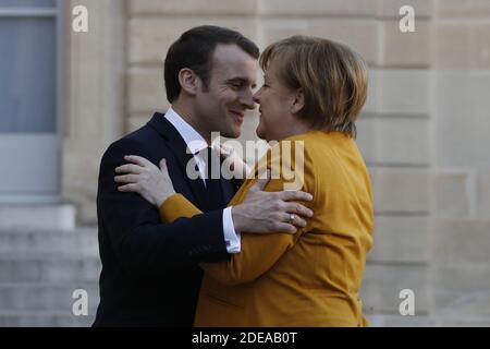 Der französische Präsident Emmanuel Macron begrüßt am 27. Februar 2019 Bundeskanzlerin Angela Merkel im Palais de l'Elysee, Paris. Foto von Henri Szwarc/ABACAPRESS.COM Stockfoto