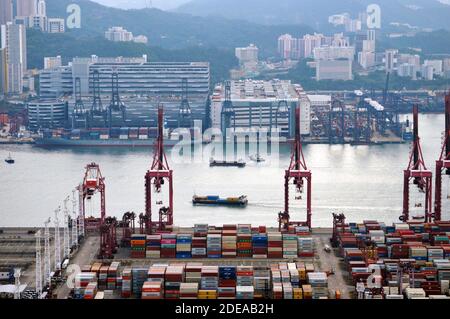 Kwai Tsing Container Terminals von Tsing Yi, Hongkong aus gesehen Stockfoto