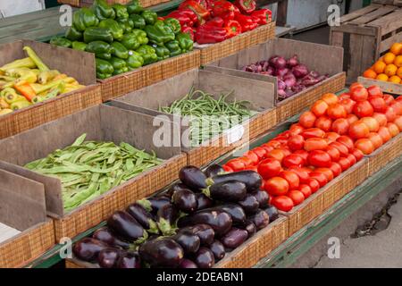 Obst- und Gemüsestände im offenen Markt Puerto de Frutos in Buenos Aires, Argentinien. Stockfoto