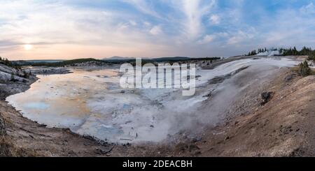 Das Porcelain Basin im Norris Geyser Basin im Yellowstone National Park, Wyoming, USA. Stockfoto