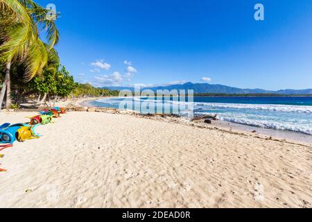 Ein weißer Sandstrand mit gefalteten Zelten in Mati City, Davao Oriental, Philippinen Stockfoto