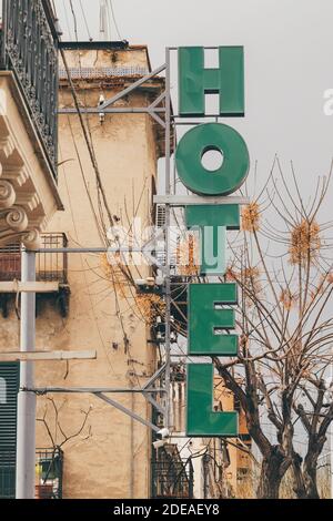 Retro-Hotelschild an der Gebäudeecke Stockfoto