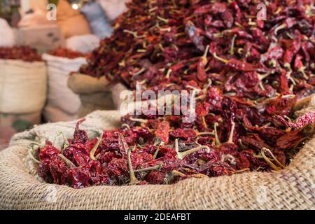 Getrocknete rote Paprika in Säcken zum Verkauf auf dem Markt Stockfoto