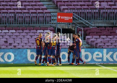 Barcelona. November 2020. Barcelonas Spieler feiern das Tor während eines Fußballspiels der spanischen Liga zwischen dem FC Barcelona und CA Osasuna in Barcelona, Spanien, am 29. November 2020. Quelle: Xinhua/Alamy Live News Stockfoto