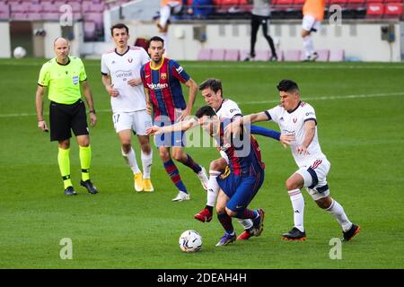 Barcelona. November 2020. Der Barcelonel Messi (2. R) tritt während eines Fußballspiels der spanischen Liga zwischen dem FC Barcelona und CA Osasuna in Barcelona, Spanien, am 29. November 2020 an. Quelle: Xinhua/Alamy Live News Stockfoto