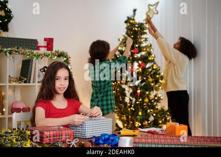 Kinder, die sich auf die Weihnachtsfeier vorbereiten Stockfoto