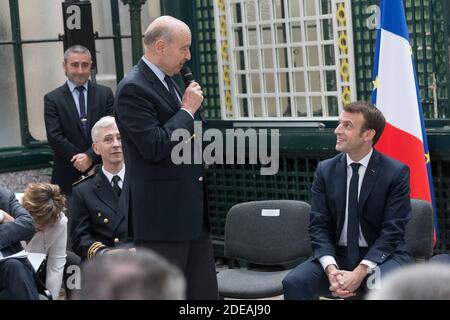 Der Bürgermeister von Bordeaux, Alain Juppe (L), eröffnet am 1. März 2019 in der Präfektur Gironde in Bordeaux ein Treffen mit dem gewählten französischen Präsidenten Emmanuel Macron (L) im Rahmen der "Großen Nationaldebatte" Macrons, dem letzten Tag Juppes als Bürgermeister von Bordeaux, bevor er Mitglied des französischen verfassungsrates wurde. Foto von Sebastien Ortola/Pool/ABACAPRESS.COM Stockfoto