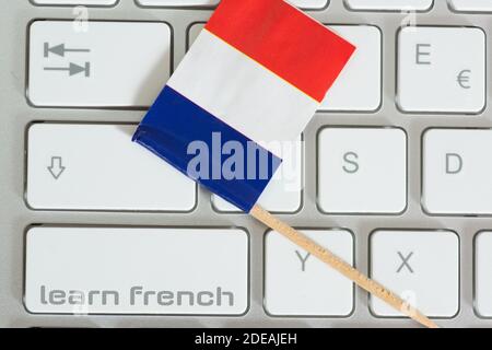 Ein Computer, Flagge von Frankreich und Französisch lernen Stockfoto