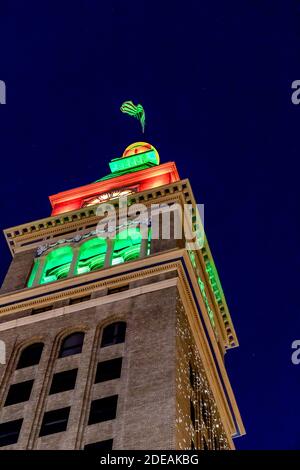 Nachtansicht von Daniels & Fisher Tower in Denver, Colorado Stockfoto