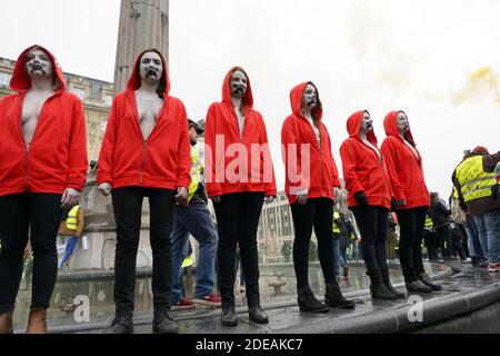 Demonstranten, die einen dreifarbigen Kakadus auf ihrer Kapuze tragen, ein Emblem, das sich auf die Französische Revolution bezieht, stehen mit aufgeklebtem Mund während einer regierungsfeindlichen Demonstration, die von der Bewegung "Gelbe Weste" (Gilets Jaunes) in der nordfranzösischen Stadt Lille am 2. März 2019 aufgerufen wurde. Die Organisatoren der Demonstration riefen Demonstranten aus Nachbarländern wie Belgien, Großbritannien, den Niederlanden, Luxemburg und Deutschland dazu auf, sich in Richtung Lille zu "konvergieren". Foto von Sylvain Lefevre/ABACAPRESS.COM Stockfoto