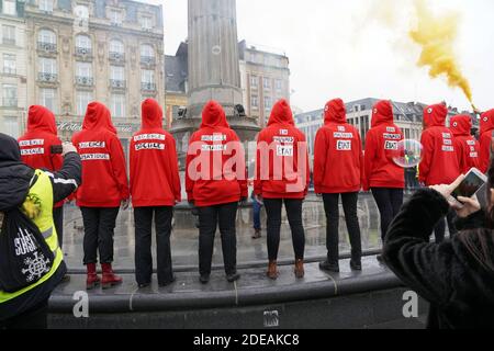 Demonstranten, die einen dreifarbigen Kakadus auf ihrer Kapuze tragen, ein Emblem, das sich auf die Französische Revolution bezieht, stehen mit aufgeklebtem Mund während einer regierungsfeindlichen Demonstration, die von der Bewegung "Gelbe Weste" (Gilets Jaunes) in der nordfranzösischen Stadt Lille am 2. März 2019 aufgerufen wurde. Die Organisatoren der Demonstration riefen Demonstranten aus Nachbarländern wie Belgien, Großbritannien, den Niederlanden, Luxemburg und Deutschland dazu auf, sich in Richtung Lille zu "konvergieren". Foto von Sylvain Lefevre/ABACAPRESS.COM Stockfoto