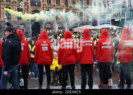 Demonstranten, die einen dreifarbigen Kakadus auf ihrer Kapuze tragen, ein Emblem, das sich auf die Französische Revolution bezieht, stehen mit aufgeklebtem Mund während einer regierungsfeindlichen Demonstration, die von der Bewegung "Gelbe Weste" (Gilets Jaunes) in der nordfranzösischen Stadt Lille am 2. März 2019 aufgerufen wurde. Die Organisatoren der Demonstration riefen Demonstranten aus Nachbarländern wie Belgien, Großbritannien, den Niederlanden, Luxemburg und Deutschland dazu auf, sich in Richtung Lille zu "konvergieren". Foto von Sylvain Lefevre/ABACAPRESS.COM Stockfoto