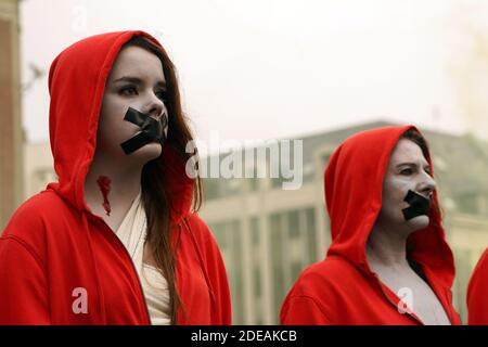 Demonstranten, die einen dreifarbigen Kakadus auf ihrer Kapuze tragen, ein Emblem, das sich auf die Französische Revolution bezieht, stehen mit aufgeklebtem Mund während einer regierungsfeindlichen Demonstration, die von der Bewegung "Gelbe Weste" (Gilets Jaunes) in der nordfranzösischen Stadt Lille am 2. März 2019 aufgerufen wurde. Die Organisatoren der Demonstration riefen Demonstranten aus Nachbarländern wie Belgien, Großbritannien, den Niederlanden, Luxemburg und Deutschland dazu auf, sich in Richtung Lille zu "konvergieren". Foto von Sylvain Lefevre/ABACAPRESS.COM Stockfoto