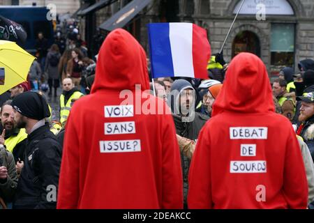 Demonstranten, die einen dreifarbigen Kakadus auf ihrer Kapuze tragen, ein Emblem, das sich auf die Französische Revolution bezieht, stehen mit aufgeklebtem Mund während einer regierungsfeindlichen Demonstration, die von der Bewegung "Gelbe Weste" (Gilets Jaunes) in der nordfranzösischen Stadt Lille am 2. März 2019 aufgerufen wurde. Die Organisatoren der Demonstration riefen Demonstranten aus Nachbarländern wie Belgien, Großbritannien, den Niederlanden, Luxemburg und Deutschland dazu auf, sich in Richtung Lille zu "konvergieren". Foto von Sylvain Lefevre/ABACAPRESS.COM Stockfoto