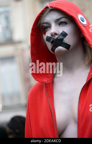 Demonstranten, die einen dreifarbigen Kakadus auf ihrer Kapuze tragen, ein Emblem, das sich auf die Französische Revolution bezieht, stehen mit aufgeklebtem Mund während einer regierungsfeindlichen Demonstration, die von der Bewegung "Gelbe Weste" (Gilets Jaunes) in der nordfranzösischen Stadt Lille am 2. März 2019 aufgerufen wurde. Die Organisatoren der Demonstration riefen Demonstranten aus Nachbarländern wie Belgien, Großbritannien, den Niederlanden, Luxemburg und Deutschland dazu auf, sich in Richtung Lille zu "konvergieren". Foto von Sylvain Lefevre/ABACAPRESS.COM Stockfoto