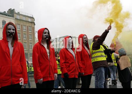 Demonstranten, die einen dreifarbigen Kakadus auf ihrer Kapuze tragen, ein Emblem, das sich auf die Französische Revolution bezieht, stehen mit aufgeklebtem Mund während einer regierungsfeindlichen Demonstration, die von der Bewegung "Gelbe Weste" (Gilets Jaunes) in der nordfranzösischen Stadt Lille am 2. März 2019 aufgerufen wurde. Die Organisatoren der Demonstration riefen Demonstranten aus Nachbarländern wie Belgien, Großbritannien, den Niederlanden, Luxemburg und Deutschland dazu auf, sich in Richtung Lille zu "konvergieren". Foto von Sylvain Lefevre/ABACAPRESS.COM Stockfoto