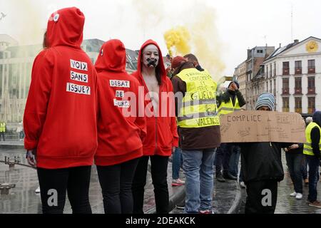 Demonstranten, die einen dreifarbigen Kakadus auf ihrer Kapuze tragen, ein Emblem, das sich auf die Französische Revolution bezieht, stehen mit aufgeklebtem Mund während einer regierungsfeindlichen Demonstration, die von der Bewegung "Gelbe Weste" (Gilets Jaunes) in der nordfranzösischen Stadt Lille am 2. März 2019 aufgerufen wurde. Die Organisatoren der Demonstration riefen Demonstranten aus Nachbarländern wie Belgien, Großbritannien, den Niederlanden, Luxemburg und Deutschland dazu auf, sich in Richtung Lille zu "konvergieren". Foto von Sylvain Lefevre/ABACAPRESS.COM Stockfoto