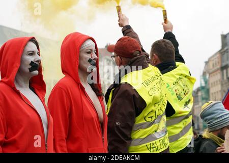 Demonstranten, die einen dreifarbigen Kakadus auf ihrer Kapuze tragen, ein Emblem, das sich auf die Französische Revolution bezieht, stehen mit aufgeklebtem Mund während einer regierungsfeindlichen Demonstration, die von der Bewegung "Gelbe Weste" (Gilets Jaunes) in der nordfranzösischen Stadt Lille am 2. März 2019 aufgerufen wurde. Die Organisatoren der Demonstration riefen Demonstranten aus Nachbarländern wie Belgien, Großbritannien, den Niederlanden, Luxemburg und Deutschland dazu auf, sich in Richtung Lille zu "konvergieren". Foto von Sylvain Lefevre/ABACAPRESS.COM Stockfoto